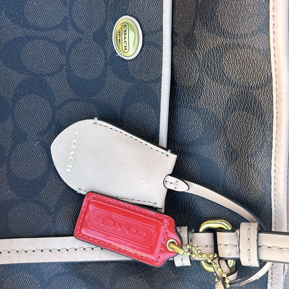 Vintage large Coach Purse w/ crossbody strap - Picture 2 of 3